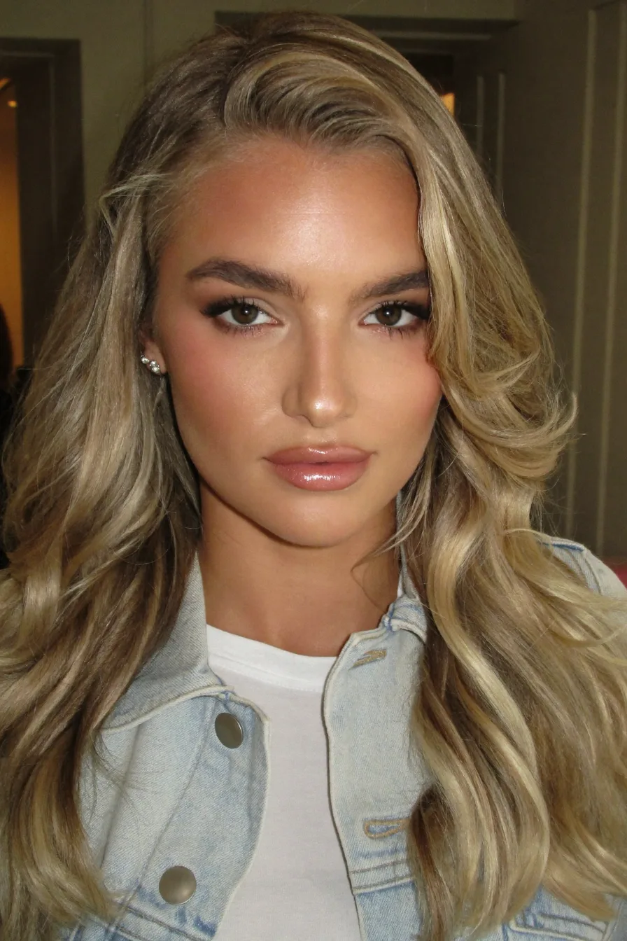 Glamorous Ash Blonde Long Layered Waves for Modern Elegance