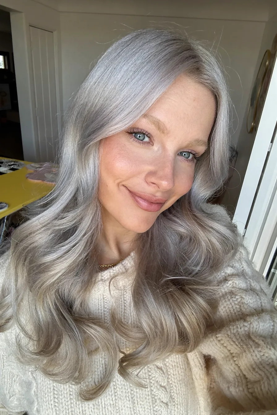Silvery Mid-Back Length Layered Waves for Soft Dimension