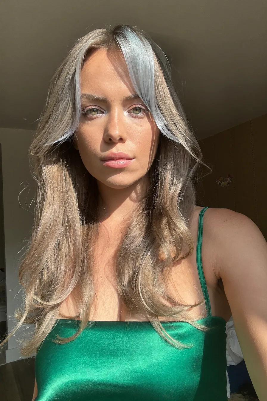 Layered Ash Blonde Shoulder-Length Hair with Face-Framing Highlights
