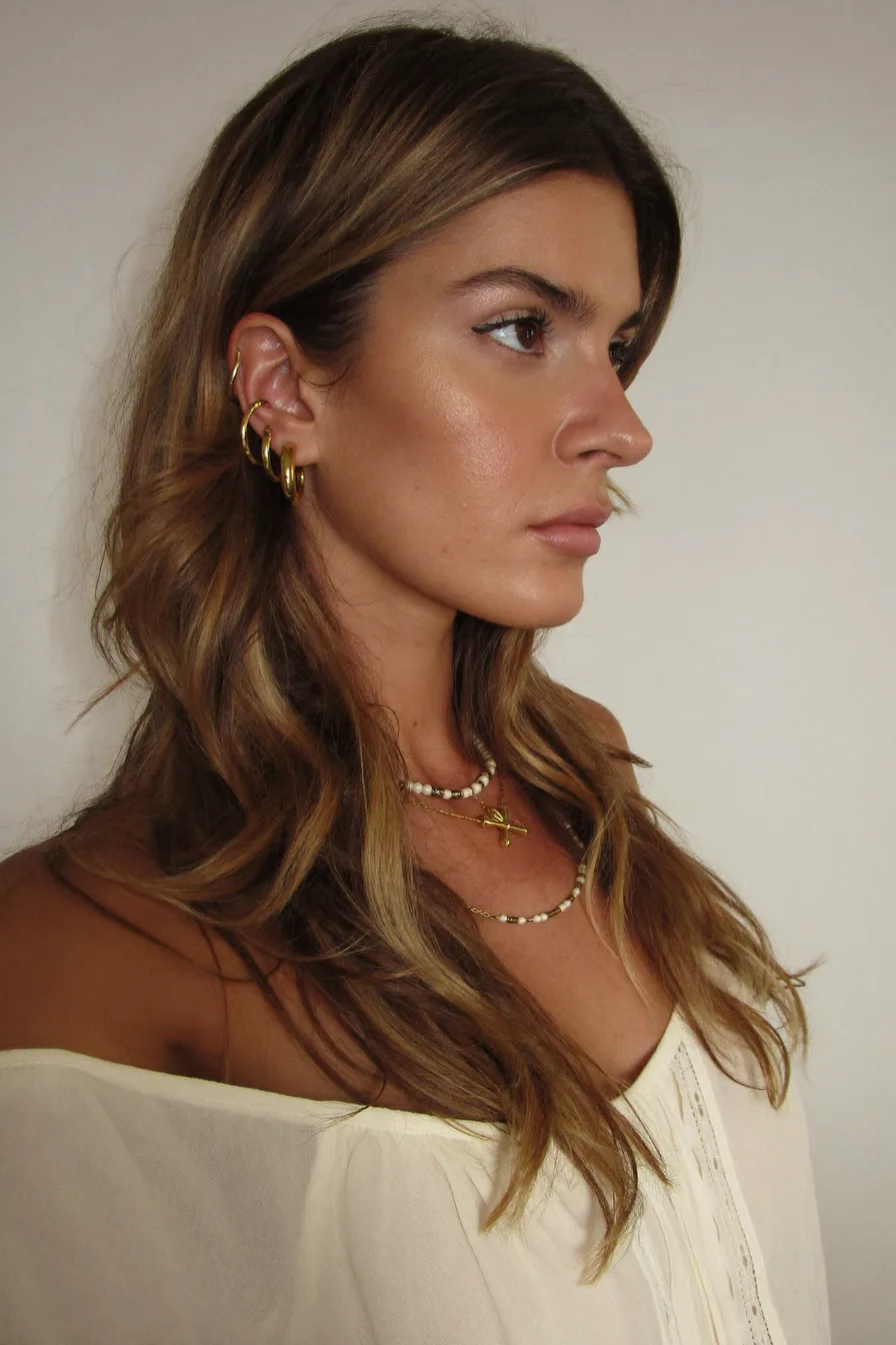 Effortlessly Chic Caramel Brown Layered Shoulder-Length Hairstyle