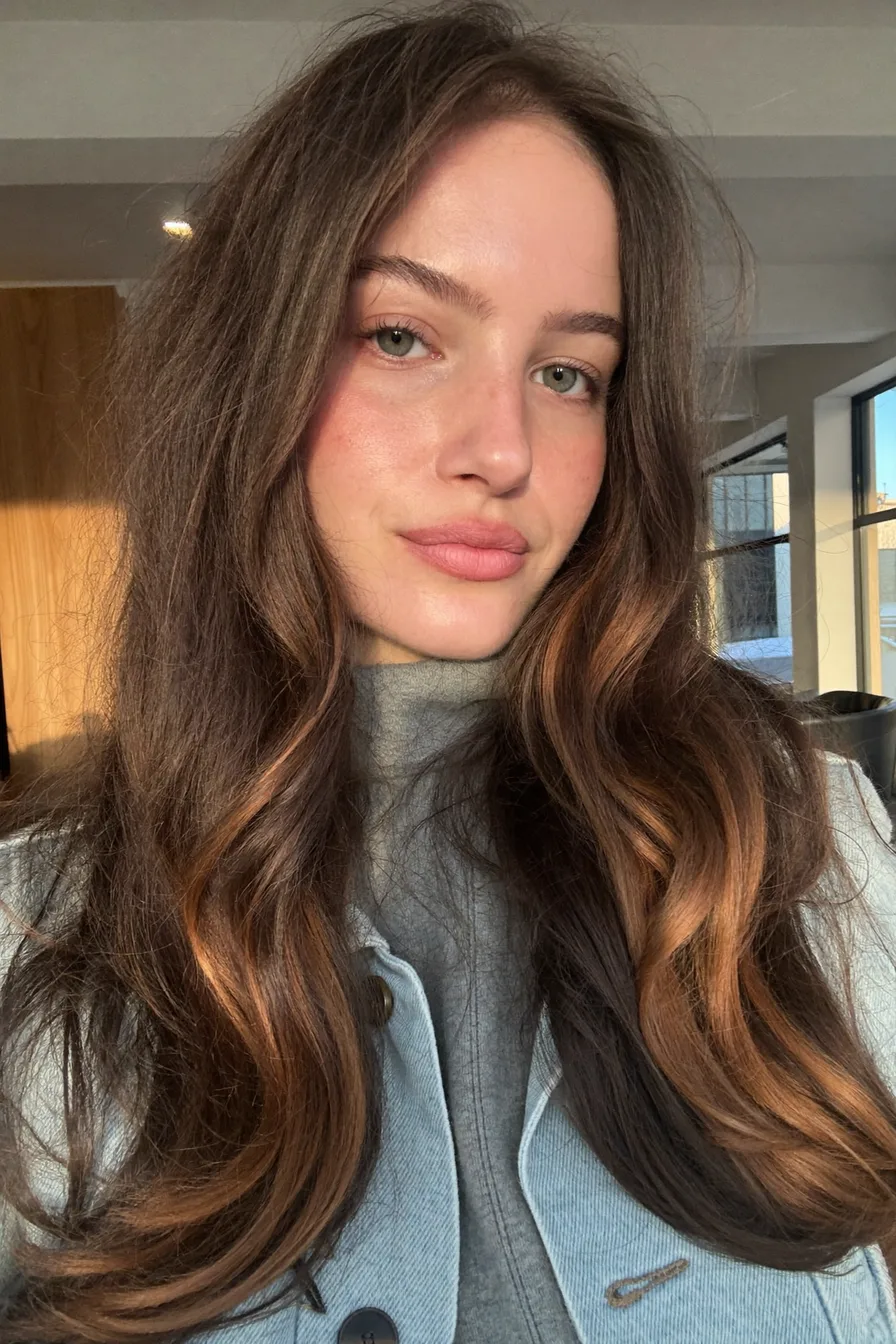 Dimensional Caramel Brown Waves for Shoulder-Length Layered Hair