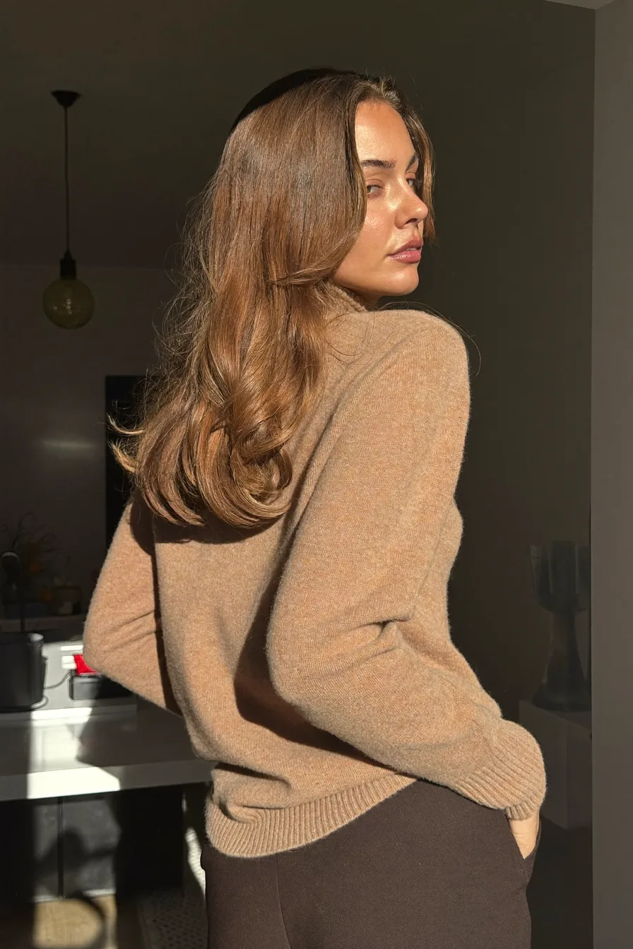 Face-Framing Layers for Chestnut Brown Shoulder-Length Hair