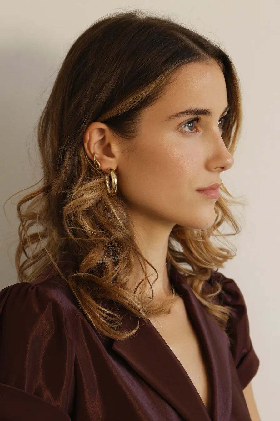 Softly Curled Honey Blonde Shoulder-Length Layers with Face-Framing Highlights