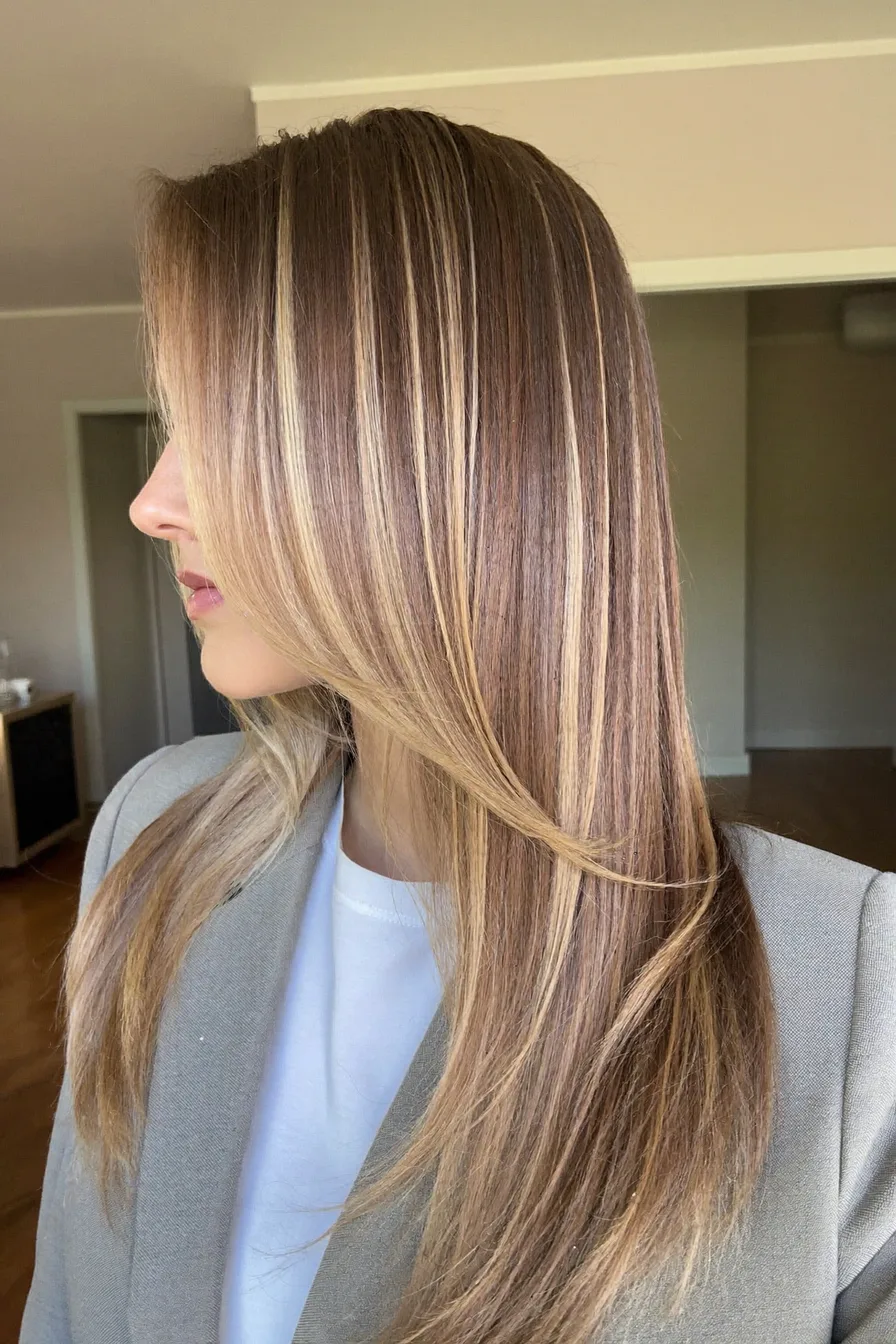 Sleek Shoulder-Length Layered Cut with Face-Framing Highlights
