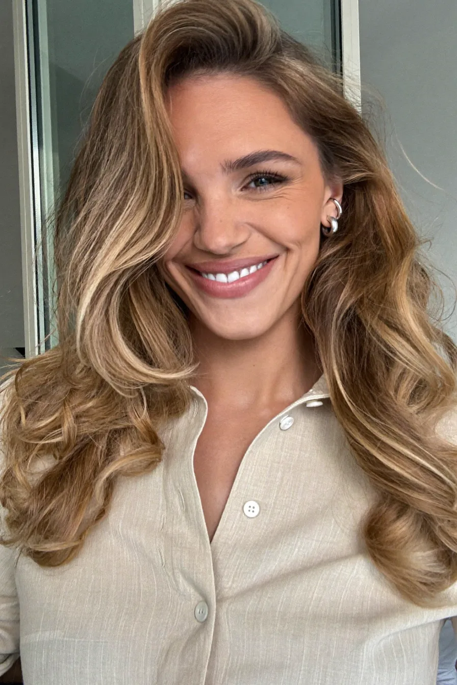 Voluminous Shoulder-Length Layered Haircut with Soft Waves